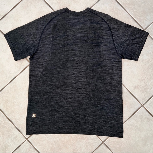 LULULEMON METAL VENT SHORT SLEEVE SHIRT GRAPHITE GREY COLOR SIZE LARGE CHEST 20” - Picture 1 of 7